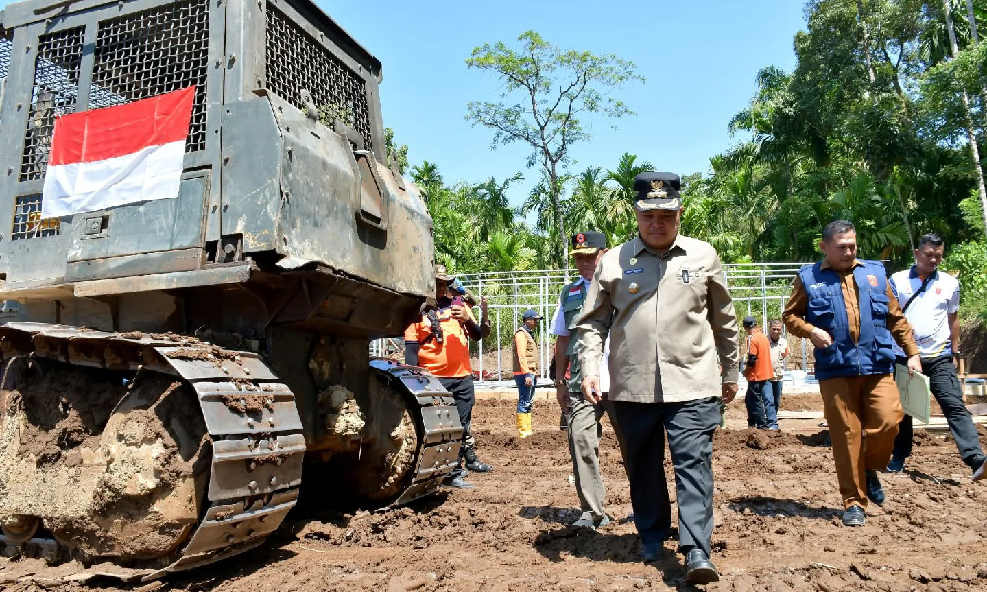 Pemkab Agam membangun Huntara di Palembayan untuk warga terdampak bencana dan menyiapkan Huntap permanen bagi 518 kepala keluarga.