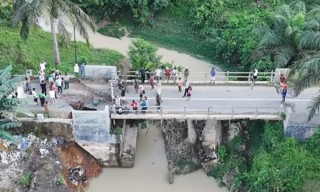 Jembatan rusak di Blok A Sitiung IV, Nagari Koto Laweh, Kecamatan Koto Besar, setelah dilaporkan jebol dan ditutup untuk kendaraan.