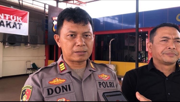 TERUS DIDALAMI: Kapolsek Guguak, AKP Doni Prama Dona saat memberikan keterangan kepada awak media terkait penyelidikan pensiunan guru yang ditemukan meninggal dunia di Jorong VII Koto Talago Guguak.