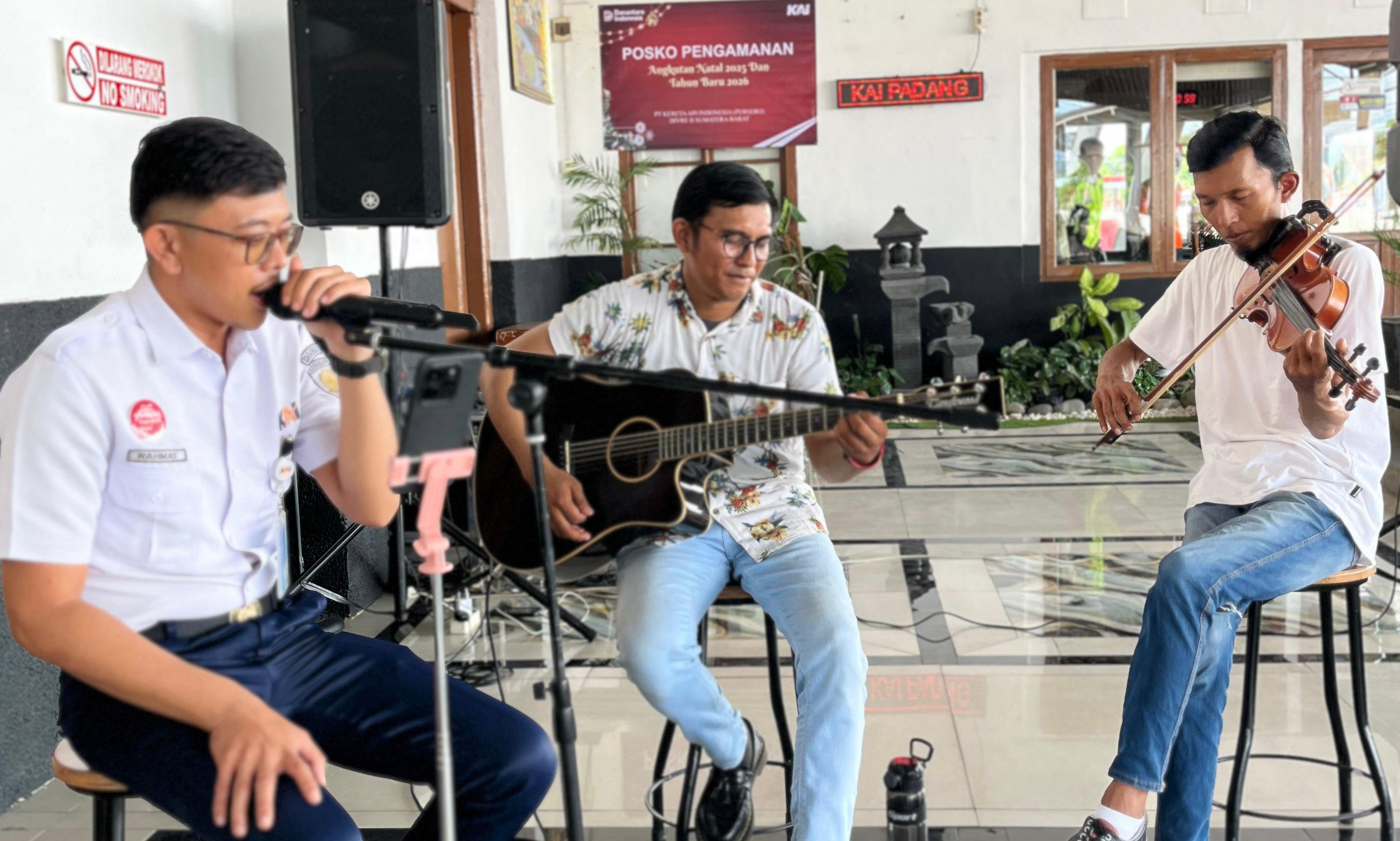 KAI Divre II Sumbar menghadirkan musik live di Stasiun Padang selama Angkutan Nataru untuk meningkatkan kenyamanan dan pengalaman penumpang kereta api.