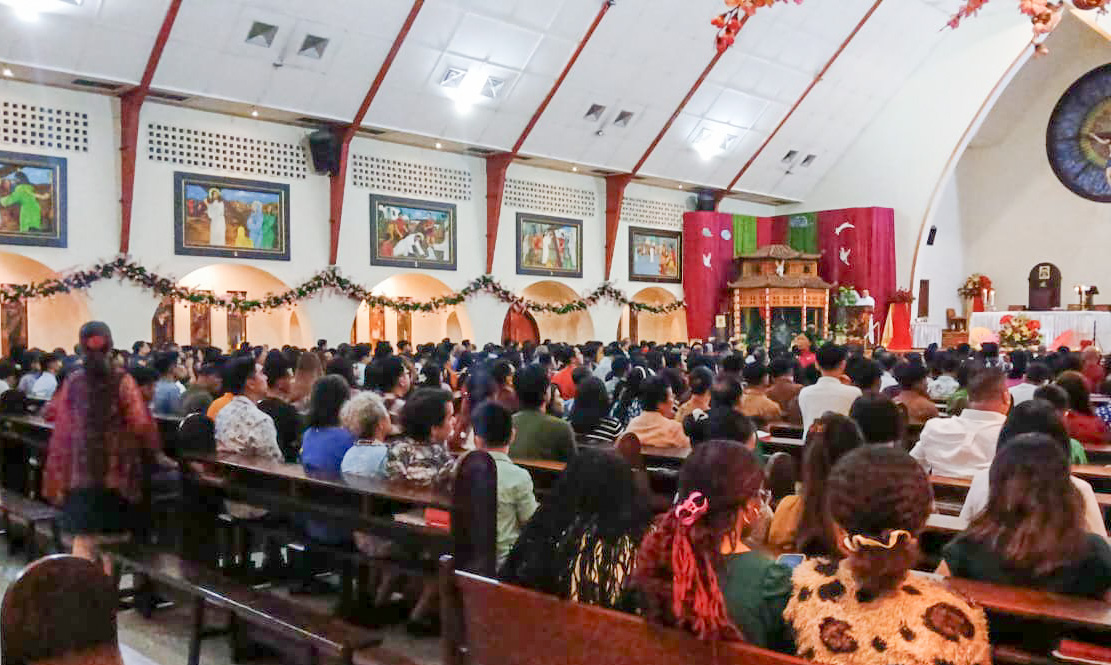 Masyarakat Kristen di Kota Padang melaksanakan misa natal, Rabu (24/12/2025) di Gereja Katedral Santa Teresia di Padang Barat. (Foto: Suyudi/Padek)