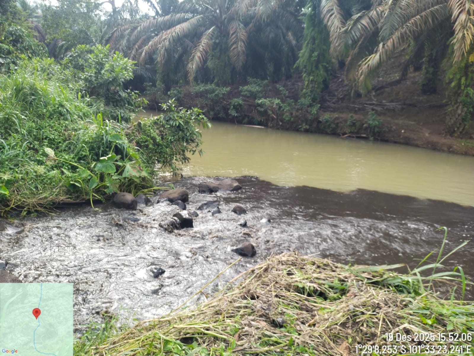 TERCEMAR: Sungai Gambir yang diduga tercemar akibat limbah perusahaan.
