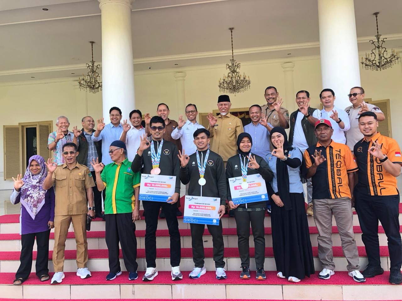 KUNJUNGAN: Gubernur Sumbar Mahyeldi Ansharullah foto bersama dengan atlet peraih medali SEA Games XXXIII Tahun 2025 asal Sumbar, di Istana Gubernuran Padang, Selasa (23/12).