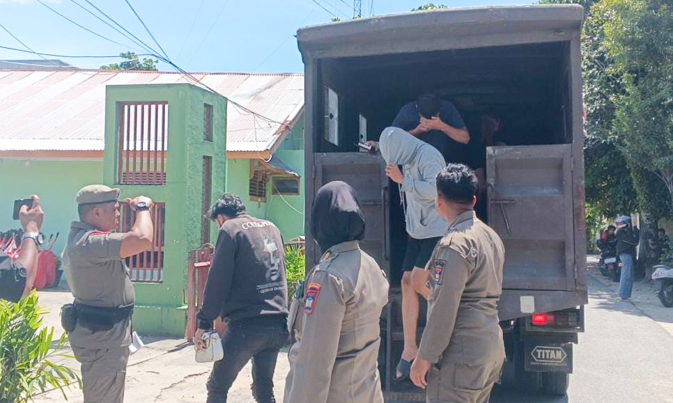 Satpol PP Kota Padang gelar operasi penertiban di sejumlah rumah kos kawasan Ulak Karang, Rabu (24/12/2025). Hasilnya Sembilan orang digelandang ke Mako Pol PP.
