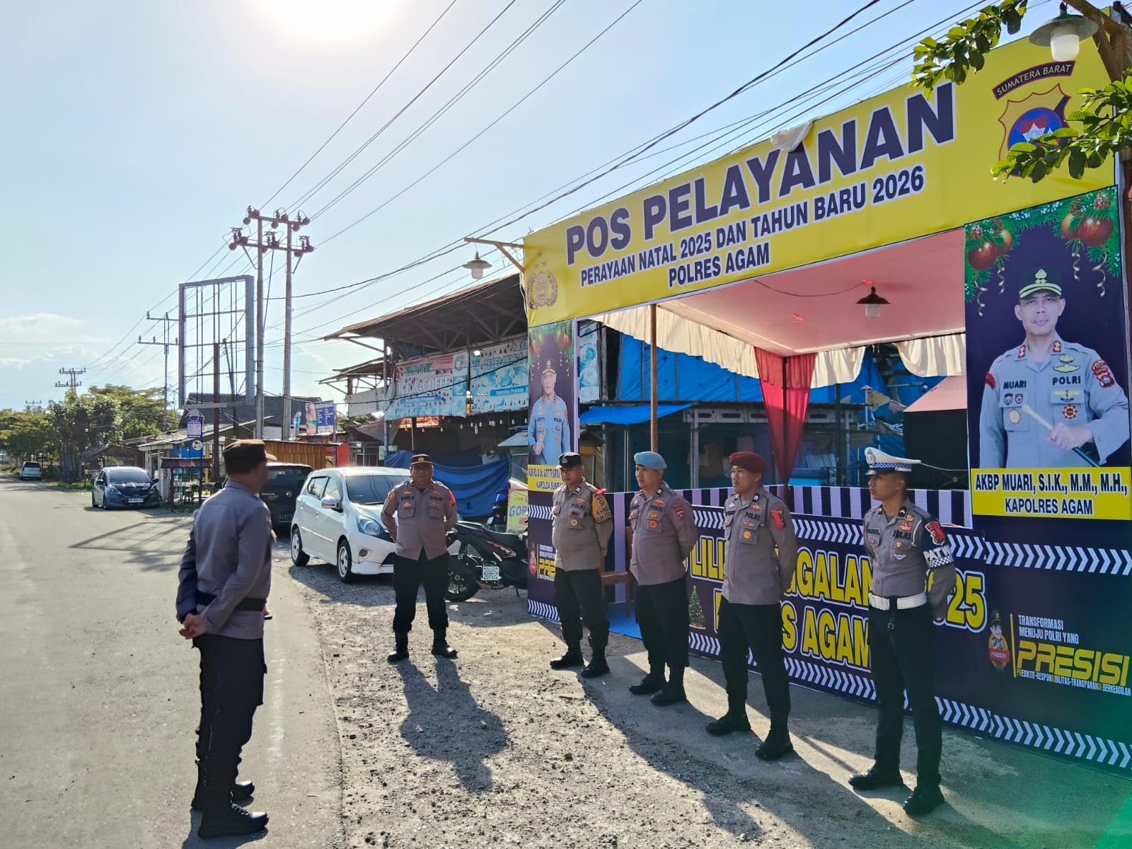 JELANG TAHUN BARU: Kapolsek Lubukbasung melakukan pengecekan kesiapan Pos Pelayanan Natal 2025 dan Tahun Baru 2026 Polres Agam.