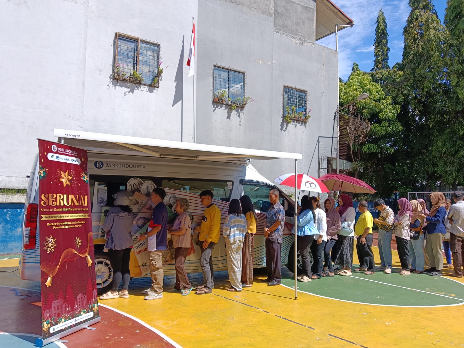 Antrean masyarakat menukar uang di salah satu lokasi di Padang dalam program Seruni BI Sumbar pekan lalu.
