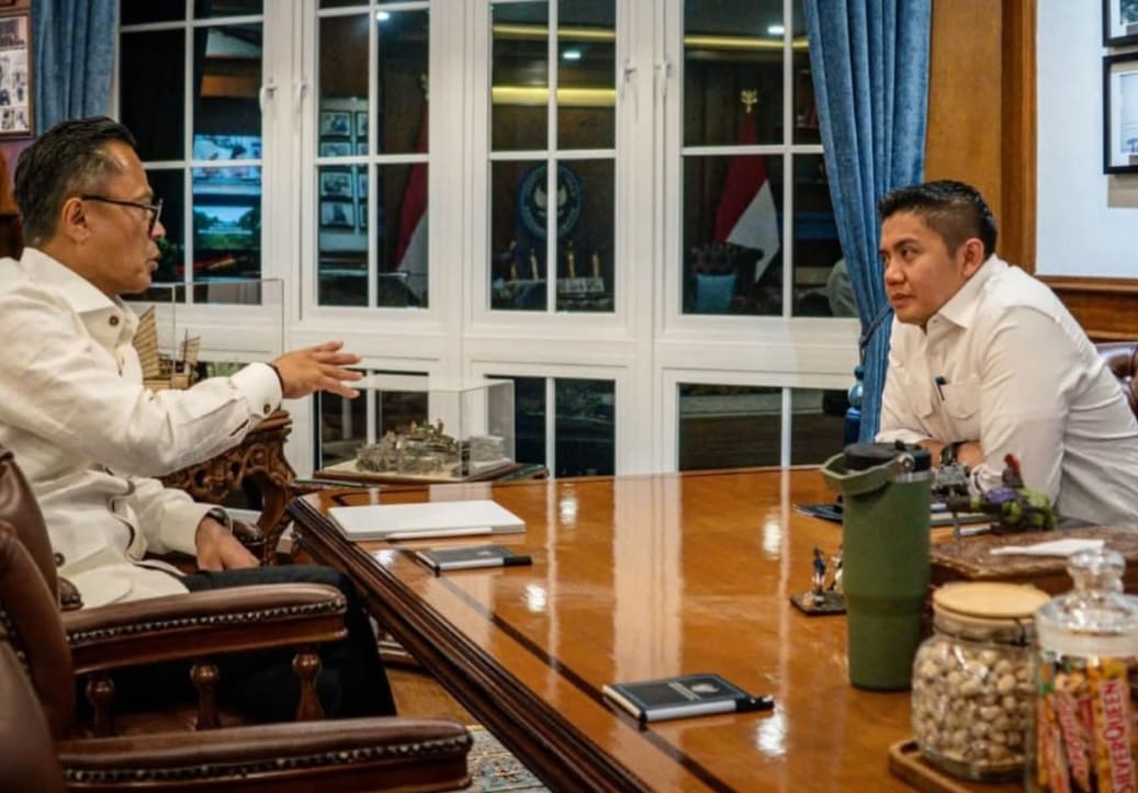 Kepala BP BUMN Dony Oskaria pertemuan dengan Seskab Teddy Indra Wijaya di Kantor Sekretariat Kabinet, Rabu malam (24/12), bahas percepatan pemulihan pascabencana di Sumatera.(Foto: Setkab)