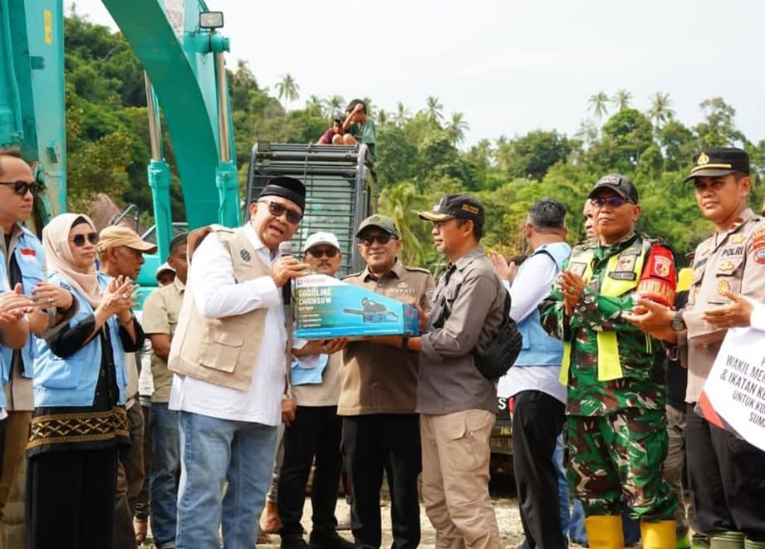 Wamenaker Afriansyah Noor menyerahkan bantuan dua alat berat dan perlengkapan darurat kepada warga terdampak bencana di Guguak Malalo, Tanahdatar.(Foto: Prokopim)