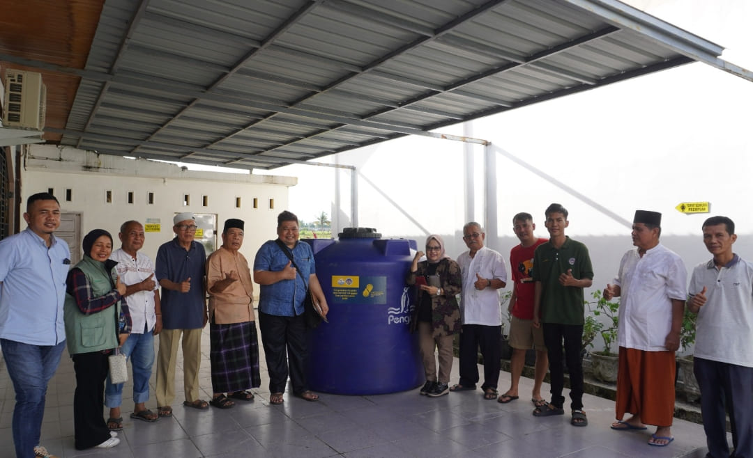 PKM UNP salurkan bantuan toren air di Masjid Al-Muttaqin, Kecamatan Kototangah, Kota Padang, Rabu (24/12/2025).(Foto: Randi/Padek)