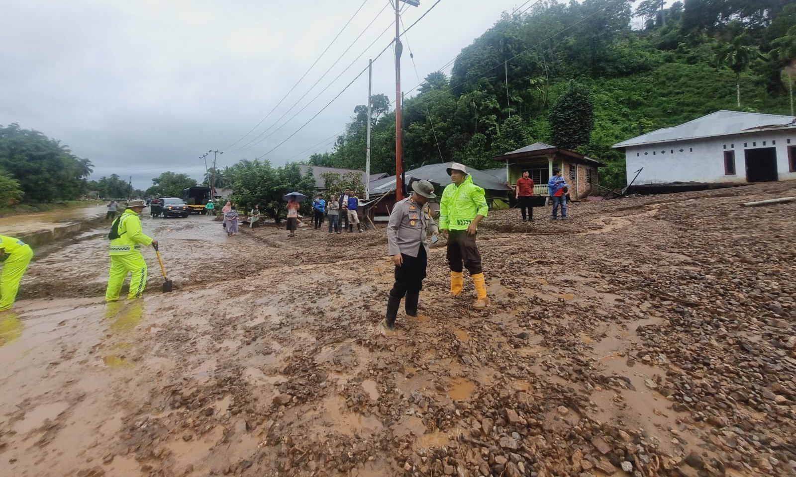 Banjir dan tanah longsor kembali melanda  Nagari Pasielaweh, Kabupaten Padangpariaman, Kamis sore (25/12/2025). (Foto: Polsek Lubukalung)