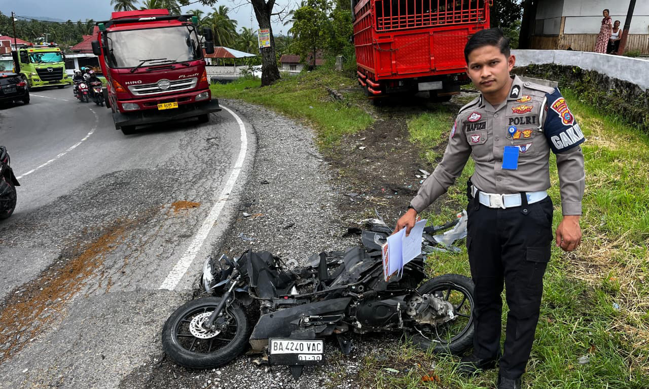 Kecelakaan lalu lintas terjadi di Nagari Cupak, Kabupaten Solok, melibatkan sepeda motor dan truk, Kamis (25/12/2025).