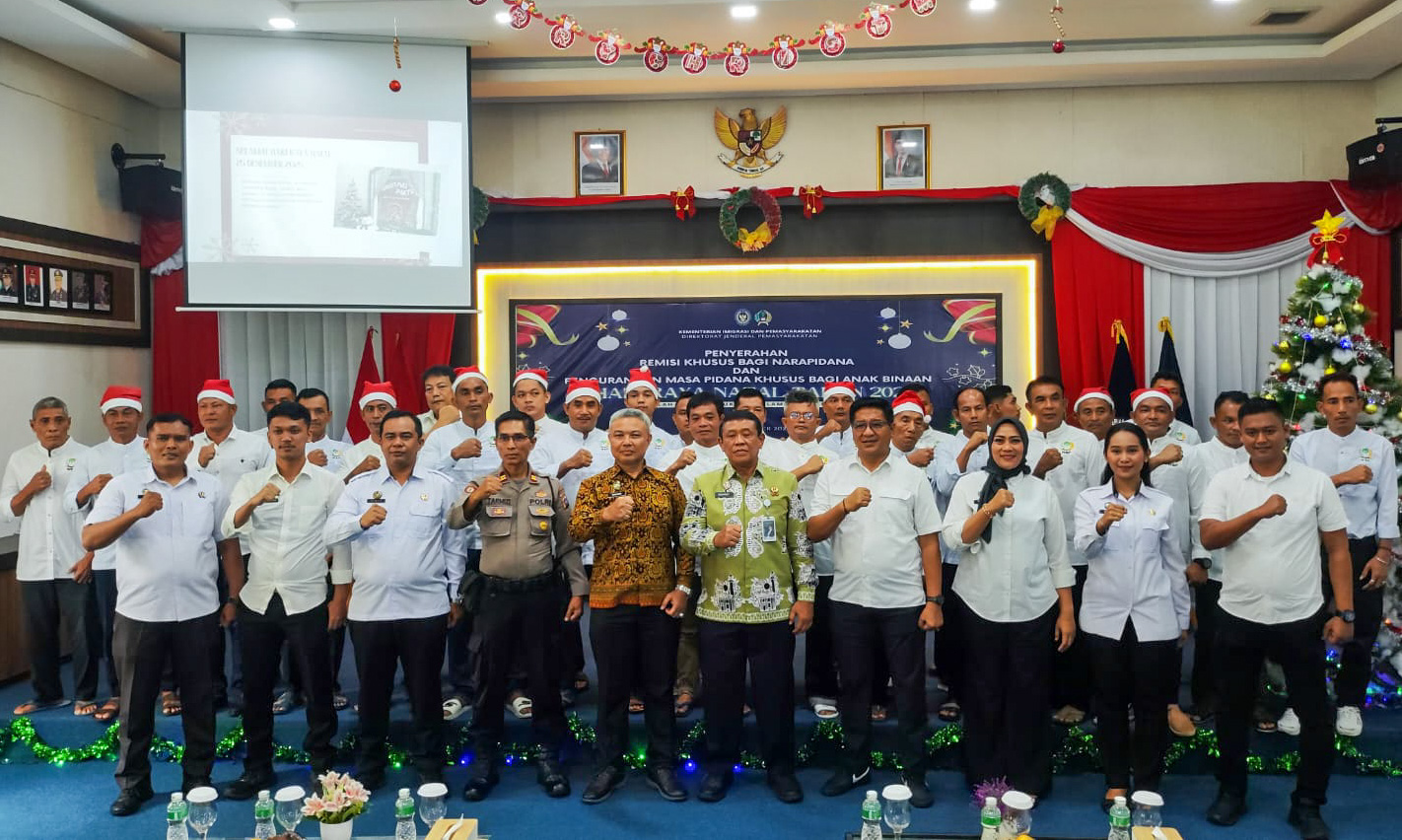 Kanwil Ditjenpas Sumbar menyerahkan Remisi Khusus Natal 2025 kepada 77 warga binaan, termasuk 30 narapidana di Lapas Kelas IIA Padang, Kamis (25/12/2025). (Randi/Padeks)