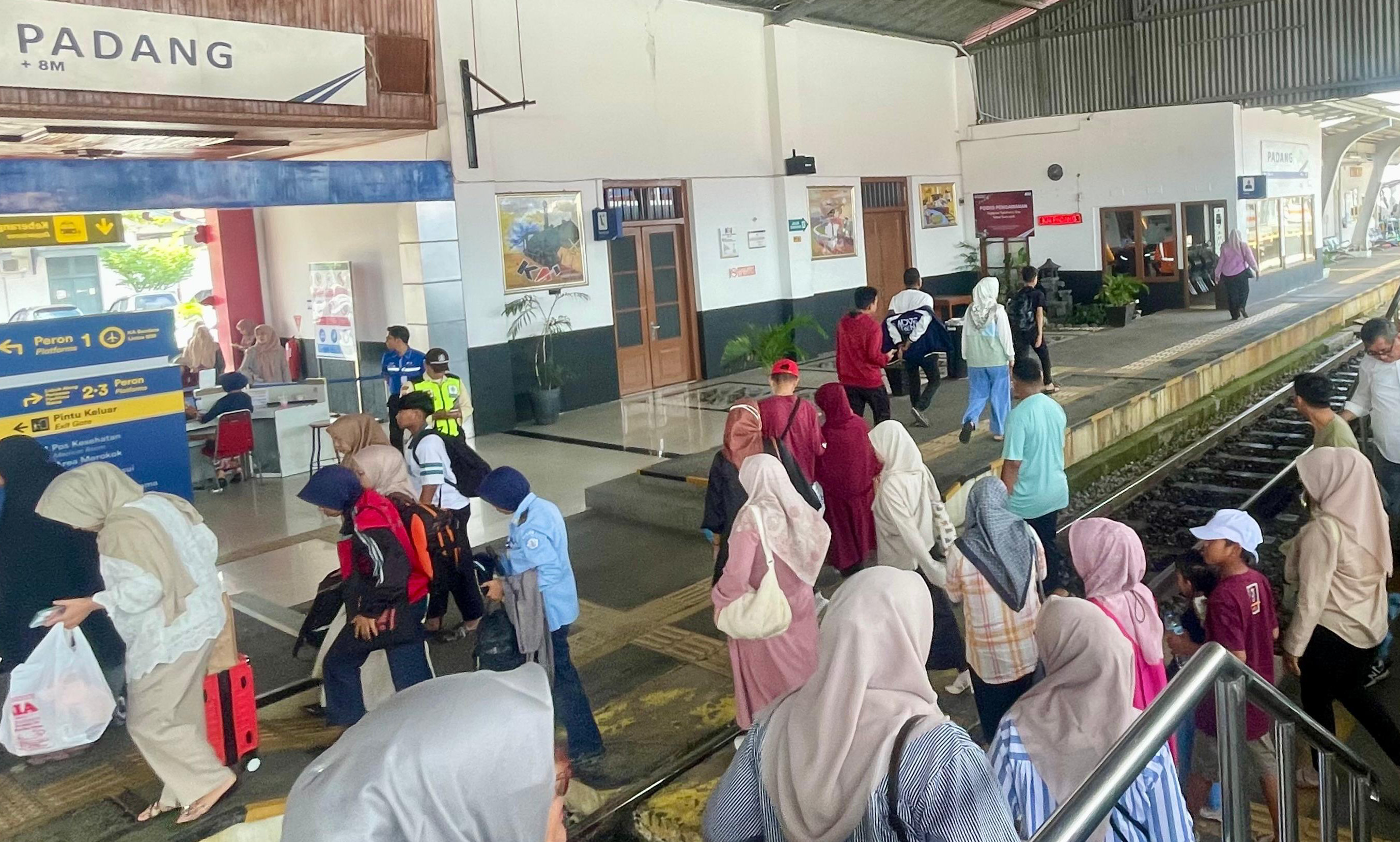 KAI Divre II Sumbar layani 504 perjalanan KA lokal selama Nataru 2025/2026, 57.031 tiket terjual, kapasitas masih tersedia hingga awal Januari.