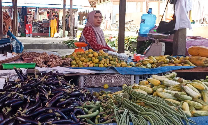 Harga sayur di Pasar Simpang Empat Pasaman Barat naik jelang Nataru 2026 akibat permintaan meningkat dan pasokan petani terbatas pascabanjir. (Foto: Fadli Zikri/Padeks)