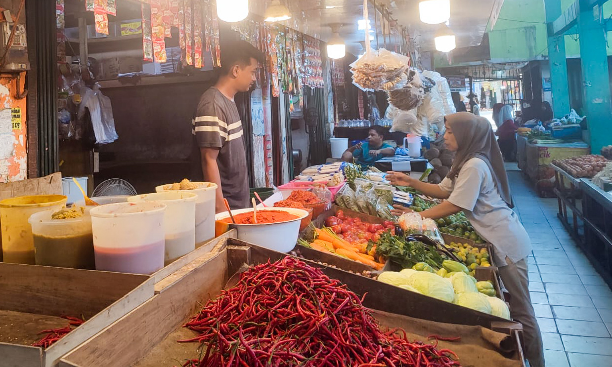 Penjualan pedagang Pasar Alai Padang mulai meningkat jelang Nataru, namun harga pangan tinggi pascabencana masih menekan daya beli masyarakat. (Riyadhatul Khalbi/Padeks)