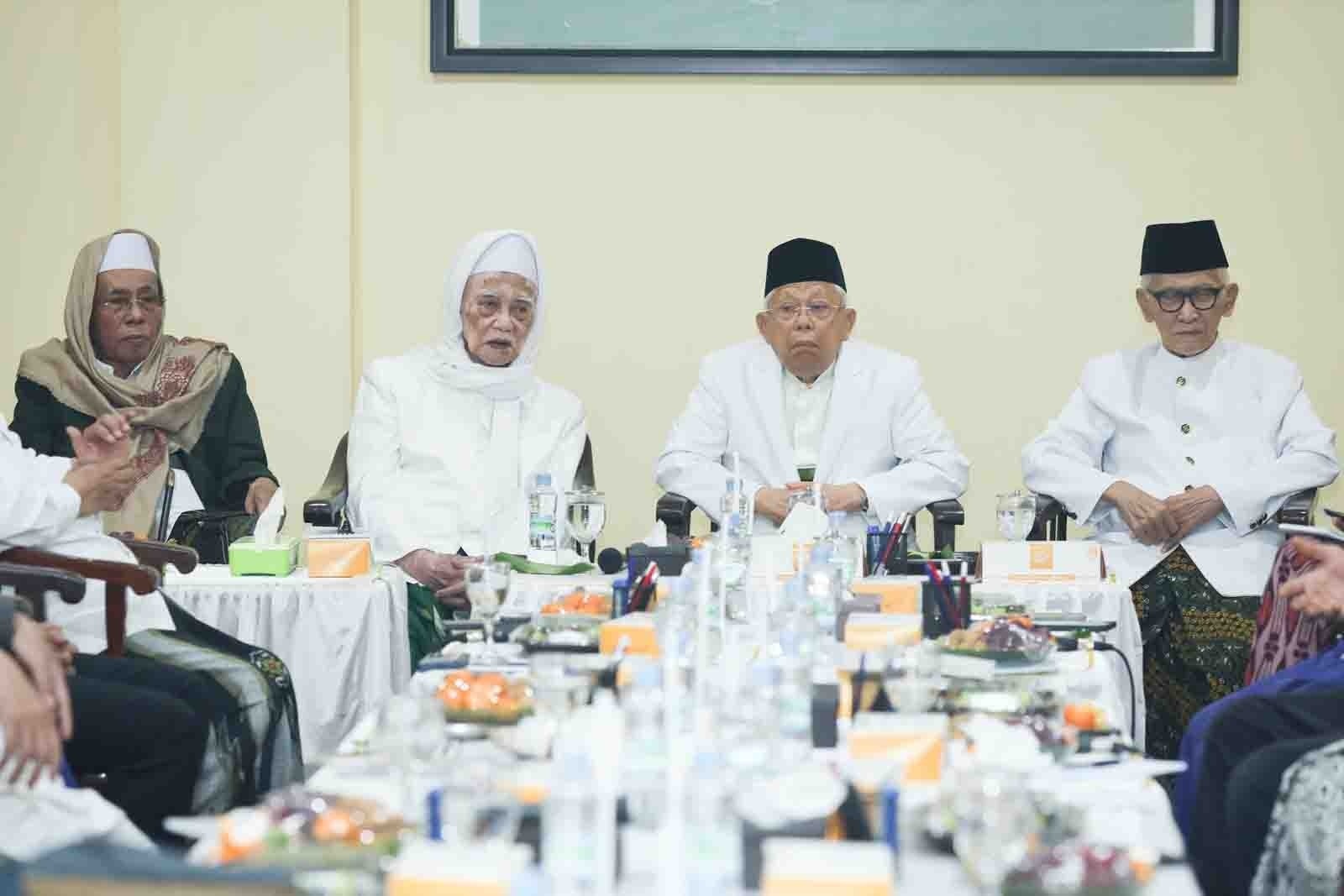 TABAYUN: Dari kiri. Kiai Nurul Huda Djazuli, Kiai Anwar Manshur, Kiai Ma&rsquo;ruf Amin dan Kiai Miftachul Akhyar di Gedung Yayasan Ponpes Lirboyo, Kediri, Jawa Timur, kemarin (25/12).