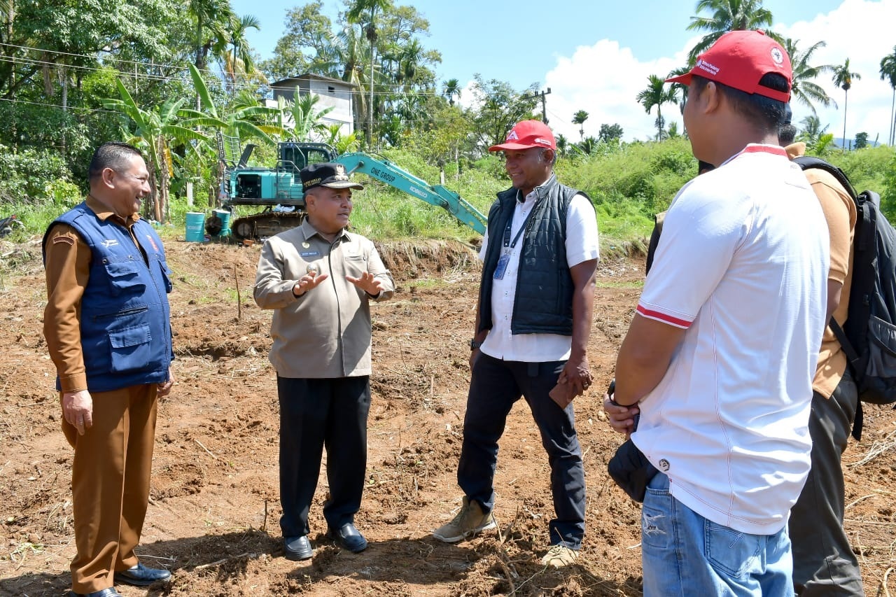 HUNIAN TETAP: Bupati Agam Benni Warlis saat meninjau pematangan lahan untuk hunian tetap (Huntap) bagi warga terdampak bencana di BBI Gumarang, Nagari Tigokoto Silungkang, Palembayan, baru-baru ini.