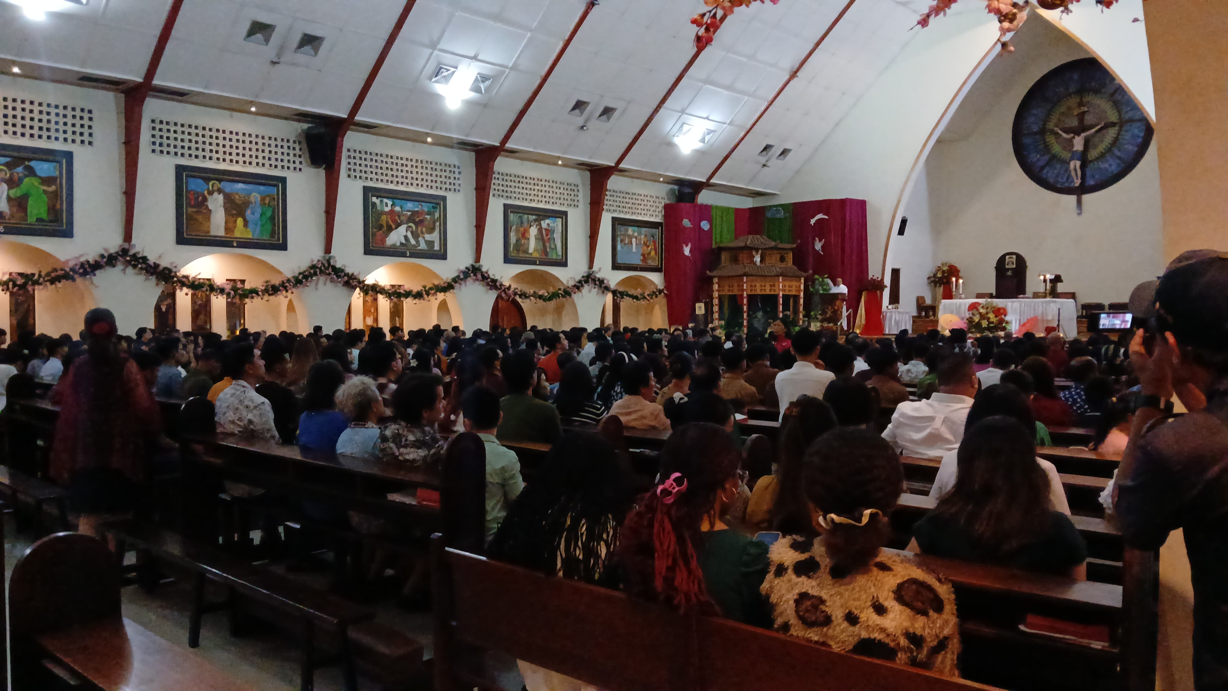 Suasana khusyuk terlihat padang Misa Malam Natal pada Rabu (24/12) di Gereja Katedral Santa Teresia di Kecamatan Padang Barat.