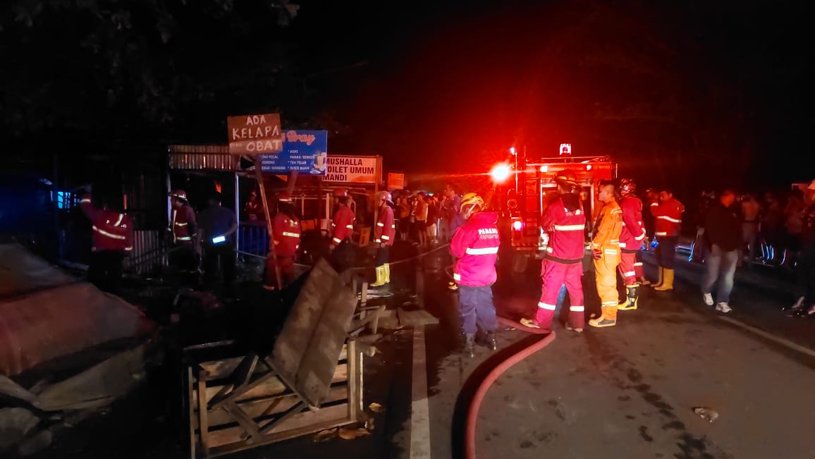 Kebakaran dua petak warung di Jalan Samudera Padang Barat dini hari menyebabkan kerugian Rp40 juta.