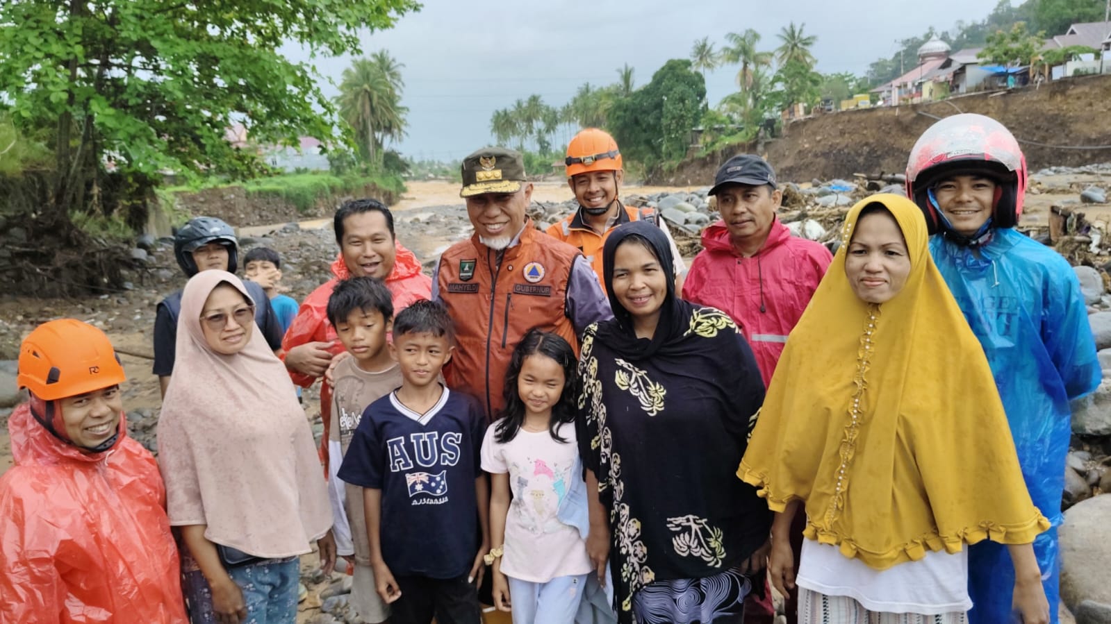Gubernur Sumbar mengimbau warga Batu Busuk, Pauh, mengungsi sementara demi keselamatan bersama, Kamis (25/12/2025).