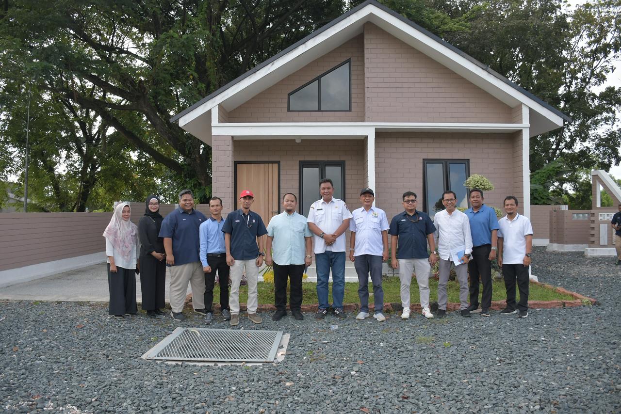 KADIN Sumbar dan DPRKP Padang meninjau rumah contoh SEPABLOCK sebagai solusi hunian tetap bagi korban banjir bandang di Sumatera Barat.