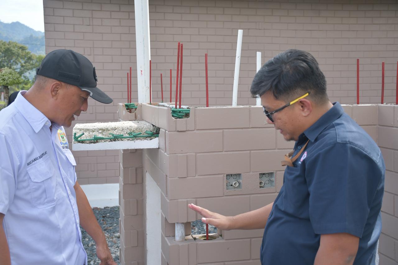 Ketua Kamar Dagang dan Industri (KADIN) Sumatera Barat, Buchari Bachter, meninjau rumah contoh Semen Padang Bata Interlock (SEPABLOCK) di kawasan Indarung, Rabu (24/12/2025).