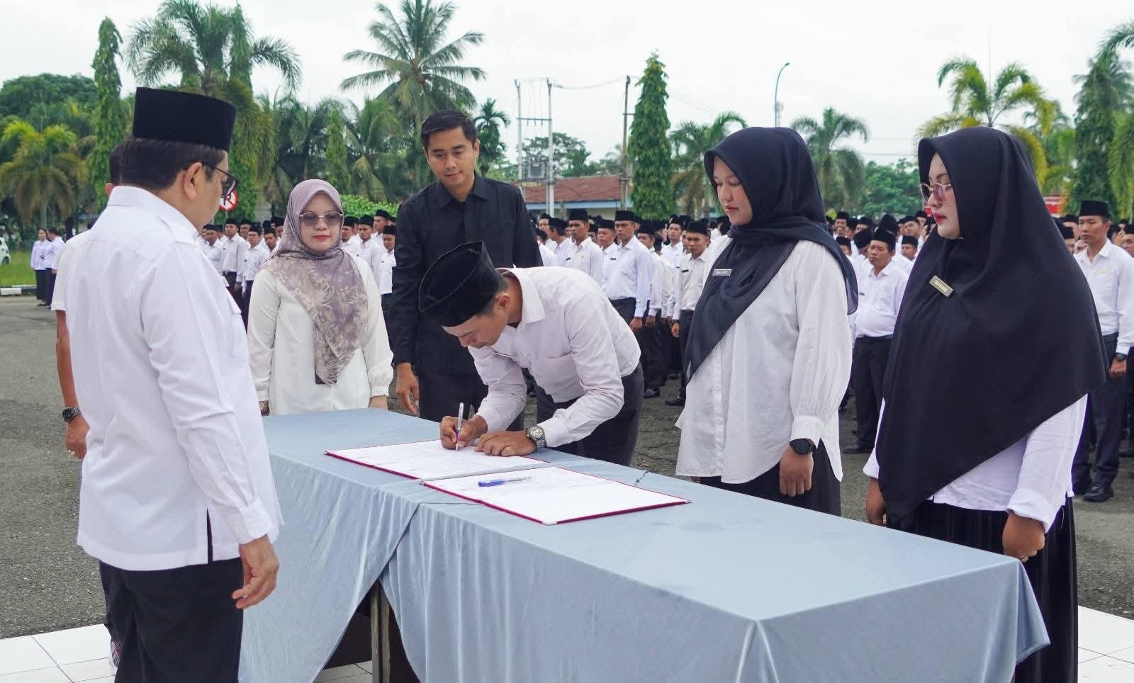 AMBIL SUMPAH: Plt Sekkab Dharmasraya Jasman Rizal mengambil sumpah dan janji 1.316 PPPK Paruh Waktu yang terdiri dari tenaga guru, tenaga kesehatan, dan tenaga teknis di Kabupaten Dharmasraya.