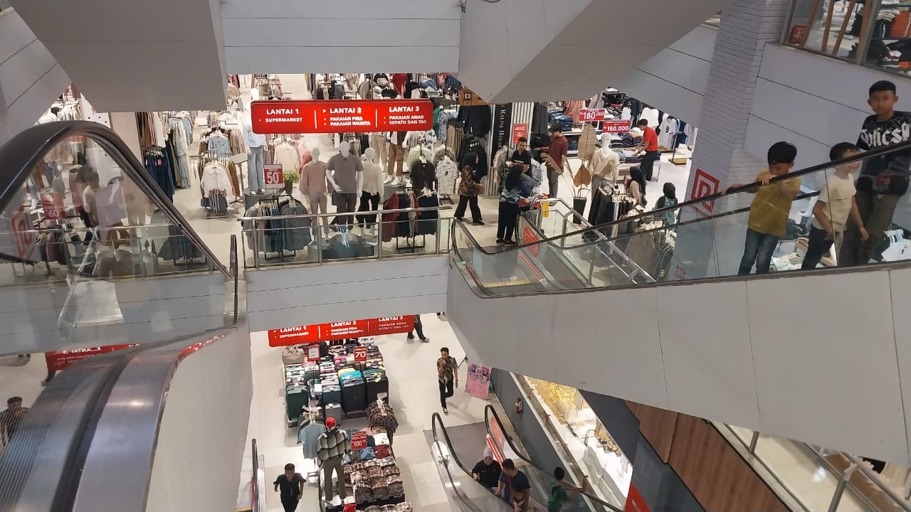 Libur Nataru 2026, Plaza Andalas Padang dipadati ribuan pengunjung sejak pagi, didominasi keluarga yang berburu promo akhir tahun. (Foto: Mengki Kurniawan/Padeks)