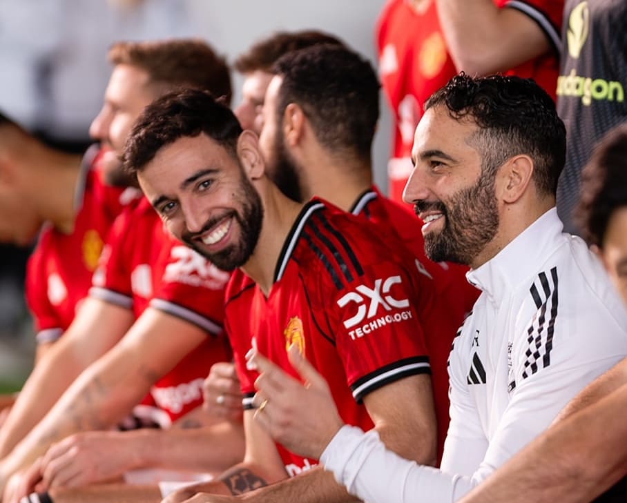Kapten Manchester United, Bruno Fernandes, dipastikan menepi untuk sementara waktu akibat cedera jelang duel kontra Newcastle.(Foto: @manutd)