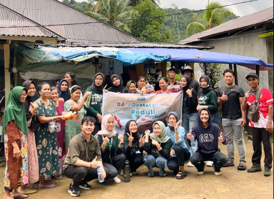 Tim GAIA bersama warga terdampak bencana di Batu Busuk Padang saat penyaluran bantuan melalui program GAIA Peduli Sumatera.(Foto: Humas GAIA)