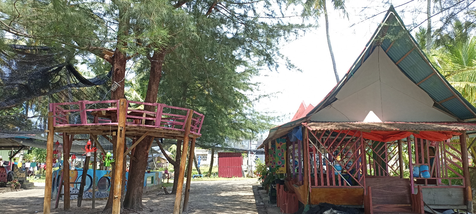 Beberapa pondok kayu yang bisa dimanfaatkan wisatawan untuk beristirahat.