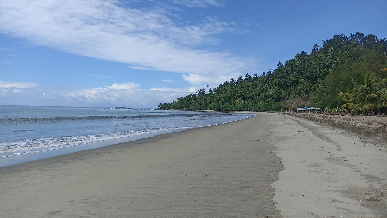 Perpaduan pantai dan bukit menjadikan Pantai Sikabau menjadi salah satu destinasi wisata andalan Kabupaten Pasaman Barat.