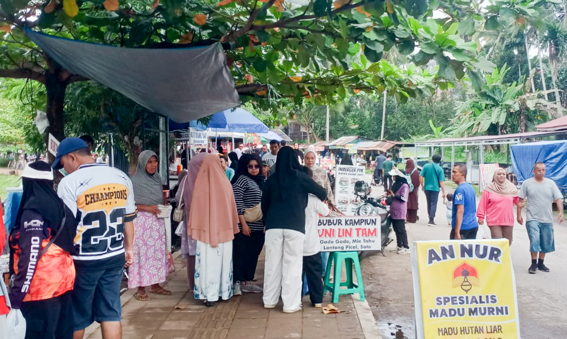Libur Nataru, Taman Batang Agam Payakumbuh ramai dikunjungi warga untuk rekreasi keluarga, olahraga ringan, dan aktivitas ekonomi pedagang kecil, Jumat (26/12/2025). (Foto: Irfan/Padeks)