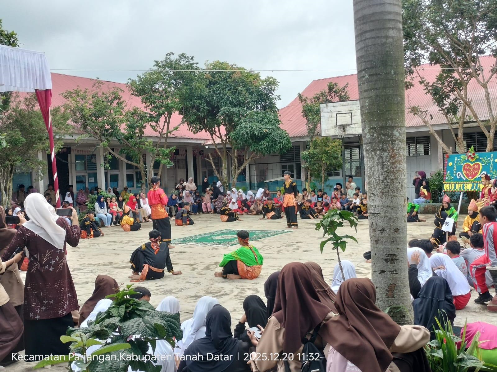 MERIAH: Para siswa SMPN 2 Pariangan ketika melaksanakan kegiatan panen raya di sekolah mereka.