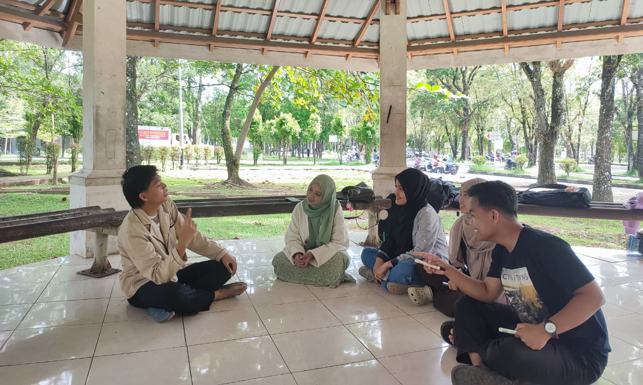 Mahasiswa Unand memilih liburan Nataru lebih tenang dan produktif, dari pulang kampung, bekerja paruh waktu, hingga diskusi pascabencana Sumbar. (Foto: Riyadhatul Khalbi/Padeks)