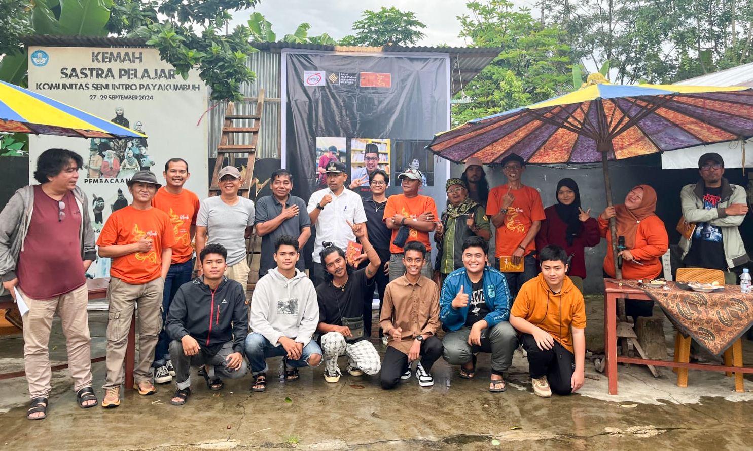 Peluncuran buku puisi Maek karya penyair nasional Iyut Fitra dan bedah buku yang digelar di Komunitas Seni Intro, Kamis (25/12/2025). (Foto: Irfan/Padeks)