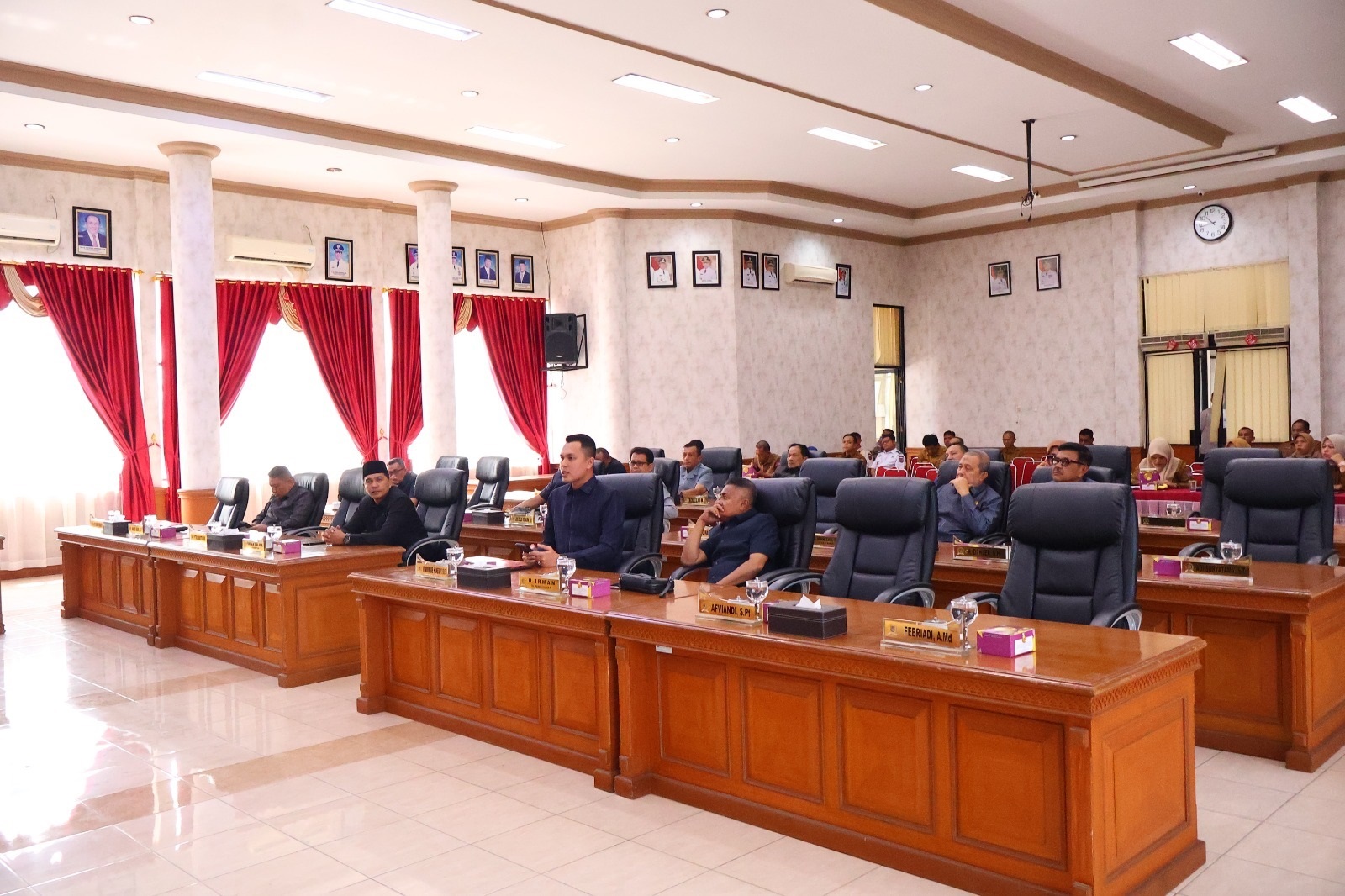 PEMBAHASAN: Anggota DPRD Kota Payakumbuh saat mengikuti rapat paripurna penetapan Propemperda Tahun 2026, Selasa lalu.