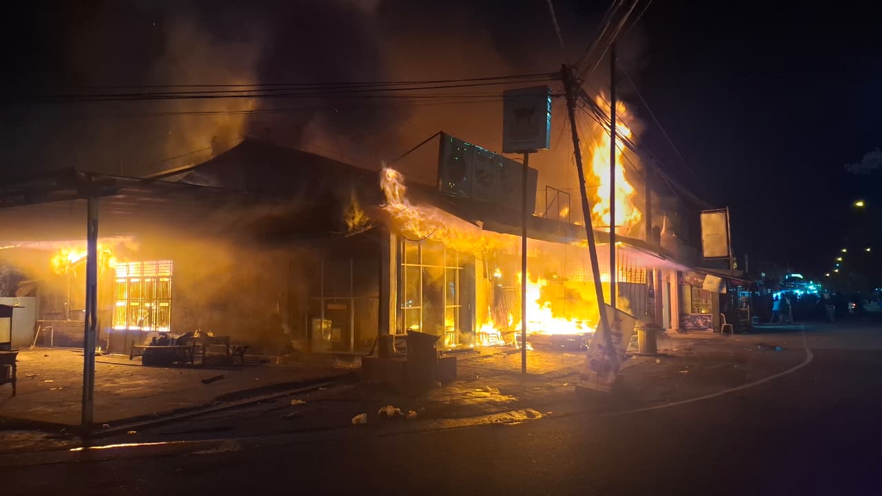 Kebakaran melanda rumah dan tiga petak toko di Simpang Pasar Bandarbuat Nomor 30, Kelurahan Bandarbuat, Kecamatan Lubukkilangan, Kota Padang, Sabtu (27/12/2025). (WAG Damkar)