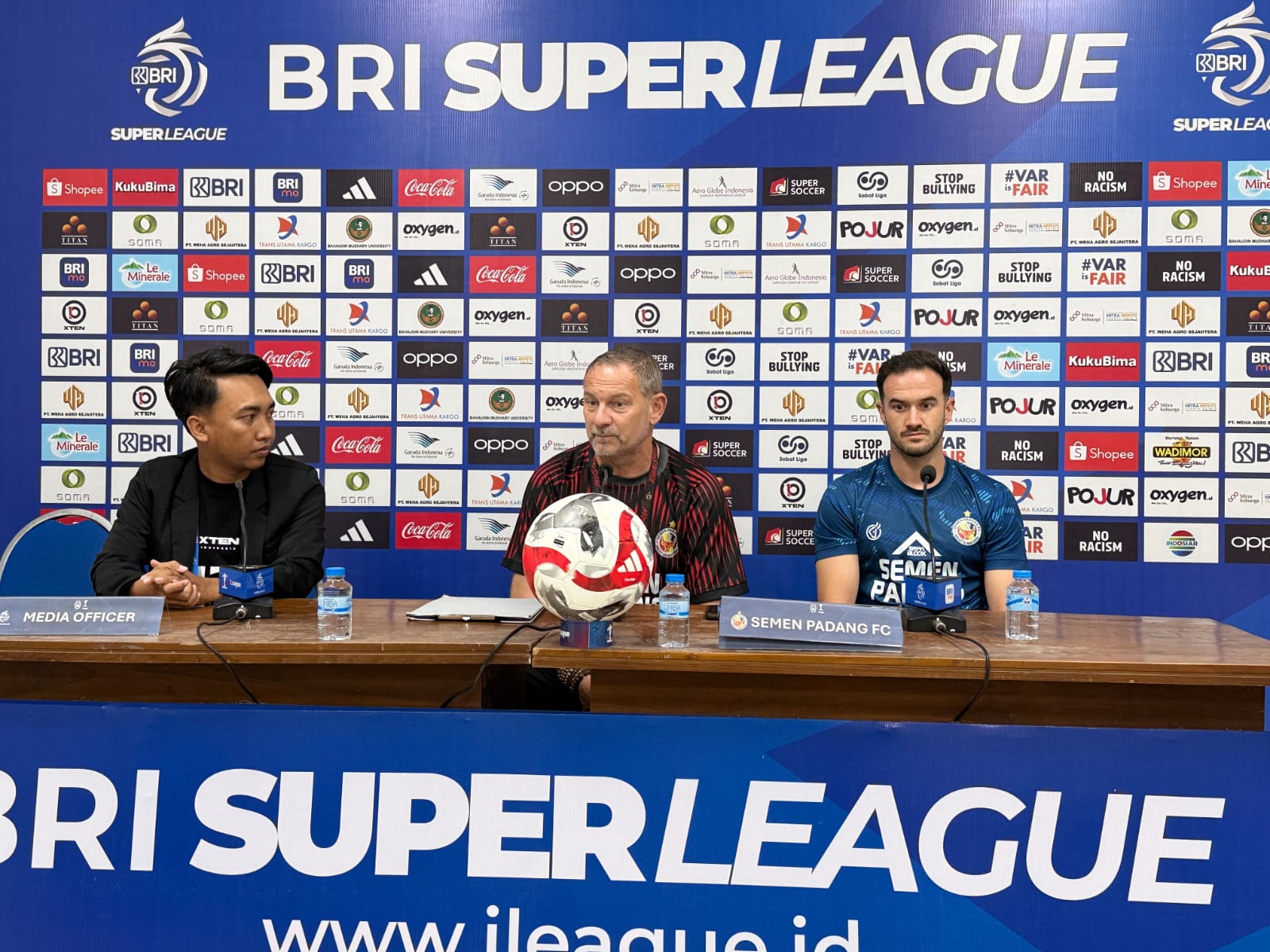 Pelatih Semen Padang FC, Dejan Antonic dan pemain, Rui Rampa, saat memberikan keterangan pada konferensi pers jelang pertandingan, Sabtu (27/12/2025).