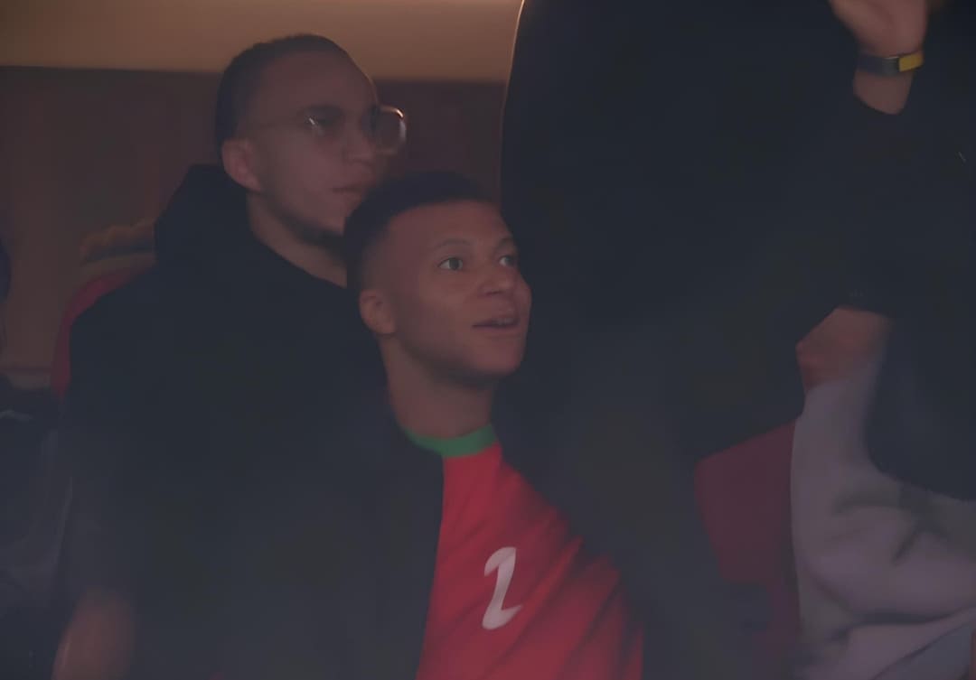 Kylian Mbappe Hadir di Tribun AFCON 2025 Dukung Achraf Hakimi saat laga Maroko vs Mali. (Foto: Tangkapan layar Siaran Langsung BeIN Sports)