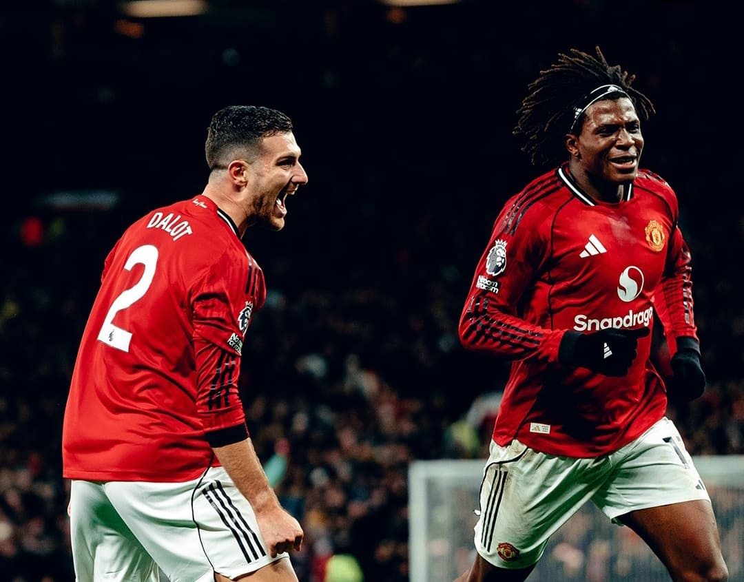 Patrick Dorgu merayakan gol voli penentu kemenangan Manchester United 1-0 atas Newcastle di Old Trafford, Sabtu (27/12/2025).(Foto: IG @manutd)