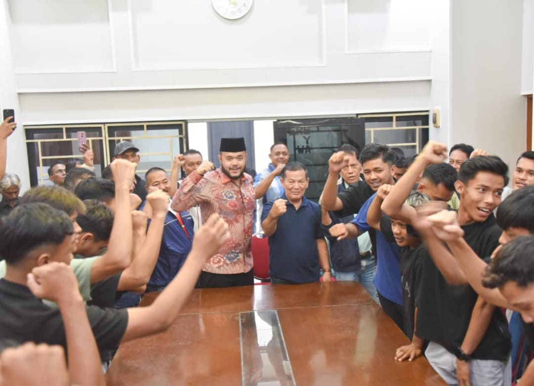 Wali Kota Padang Fadly Amran melepas Tim PSP Padang menuju laga uji coba melawan Josal FC Piaman di Kota Pariaman, persiapan jelang Liga IV 2026.(Foto: Prokopim)