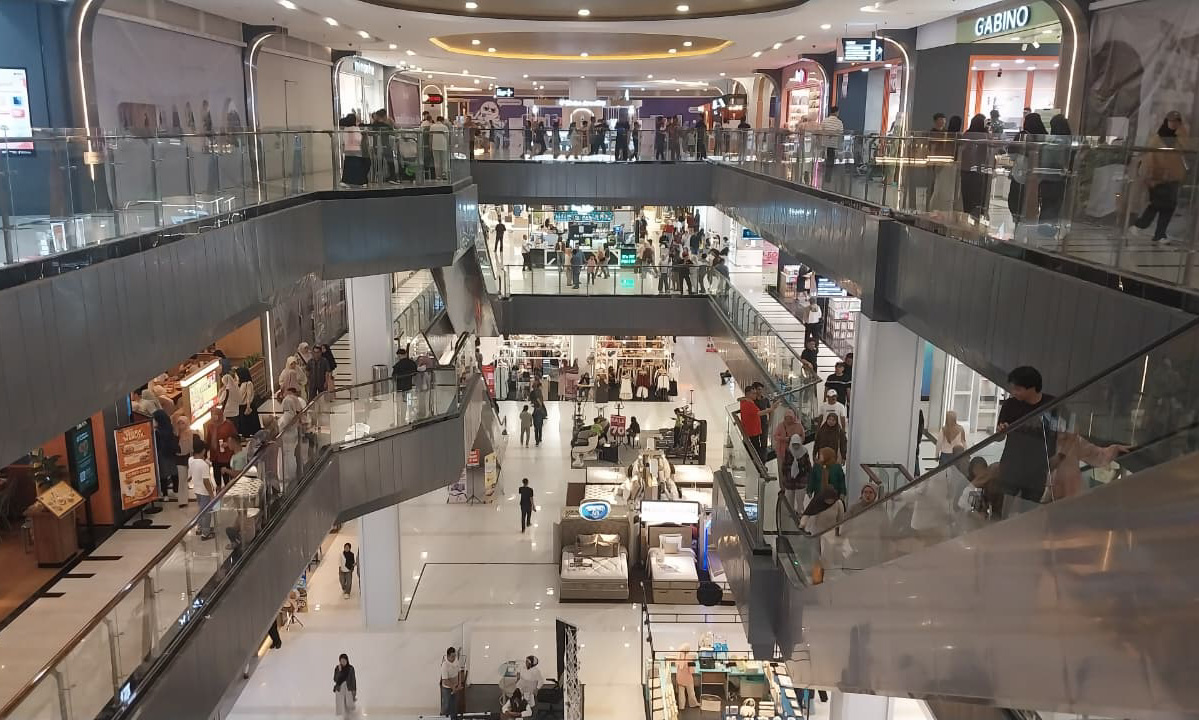 Libur Nataru 2026 membuat Basko City Mall Padang dipadati pengunjung, seiring beralihnya wisata warga dari alam ke pusat perbelanjaan. (Mengki Kurniawan/Padeks)