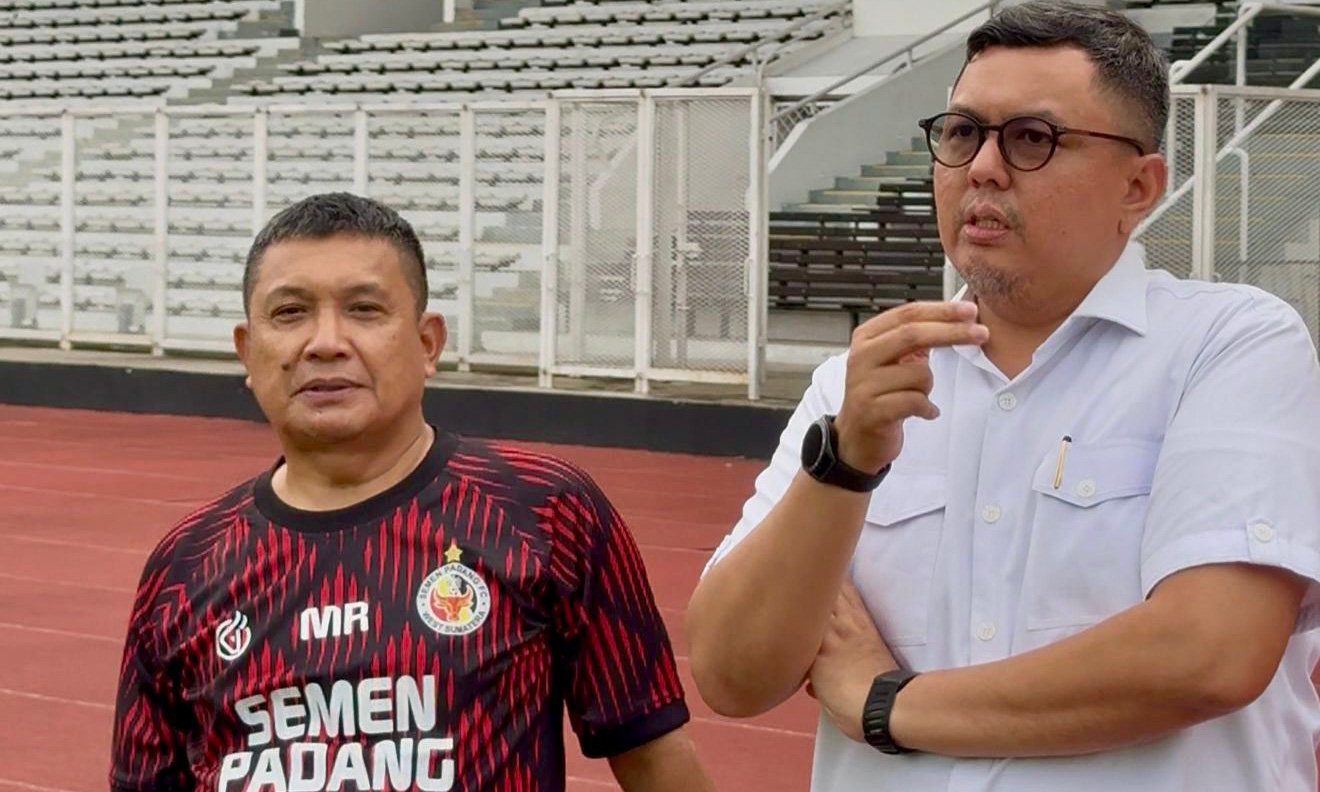 Komisaris Semen Padang FC, Braditi Moulevey (kanan), bersama Maskur Rauf.