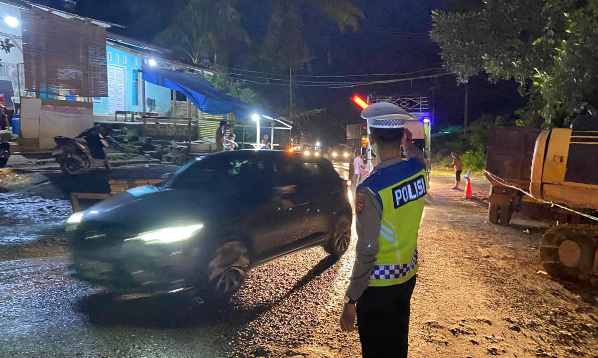 Jalur lintas Sumbar-Riau terapkan sistem buka tutup di lokasi perbaikan jalan terban Km 169, Sabtu (27/12/2025).