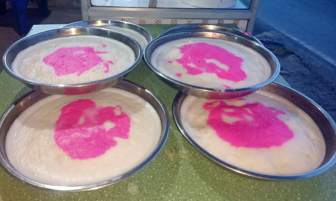 Baru keluar dari kukusan, kue talam loyang. (Bayu Permana/Padeks)