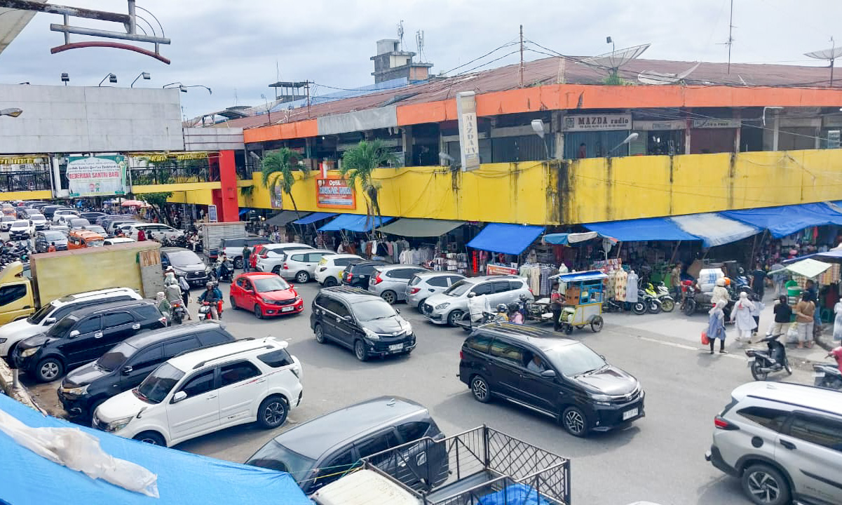Menjelang tahun baru 2026, ribuan warga padati Pasar Raya Padang untuk belanja sandang dan pangan, parkir kendaraan terpantau penuh, Sabtu (27/12/2025). (Mengki Kurniawan/Padeks)