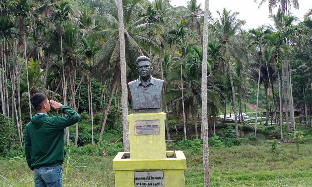 Patung Tan Malaka di halaman depan rumah, Jorong Pandam Gadang, Kecamatan Suliki, Kabupaten Limapuluh Kota, Sumatera Barat, masih berdiri terawat sebagai cagar budaya. (Foto: Irfan/Padeks)