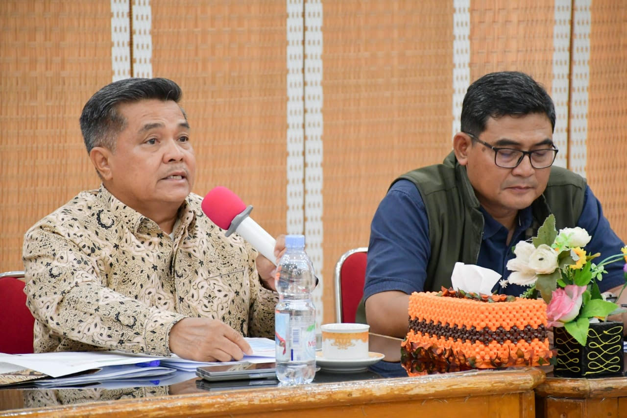 Bupati Agam Benni Warlis didampingi Kalaksa BPBD Rahmad Lasmono mengikuti Rakor bersama pemerintah daerah se-Sumbar dengan BNPB melalui Zoom Meeting, Kamis (25/12) malam.