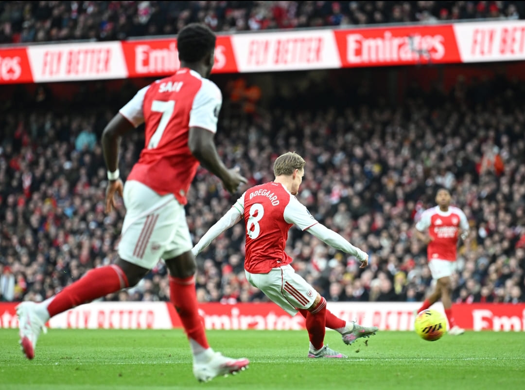 Martin Odegaard menembakkan bola yang berbuah gol ke gawang Brighton, membawa Arsenal unggul pada menit ke-14 di Emirates Stadium.(Foto: IG @arsenal)